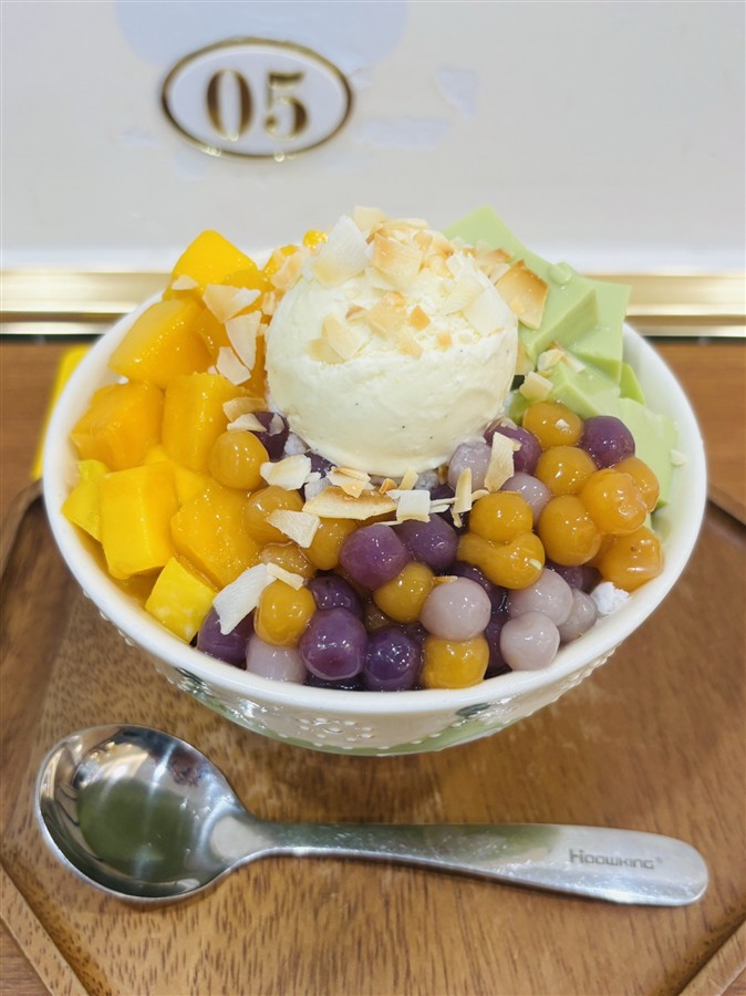 大甜九港式甜品（武林店） · 芒果白雪斑斓饱饱碗