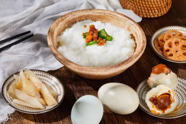 红帽叔叔包子（红帽小吃馆） · 白粥配咸鸭蛋